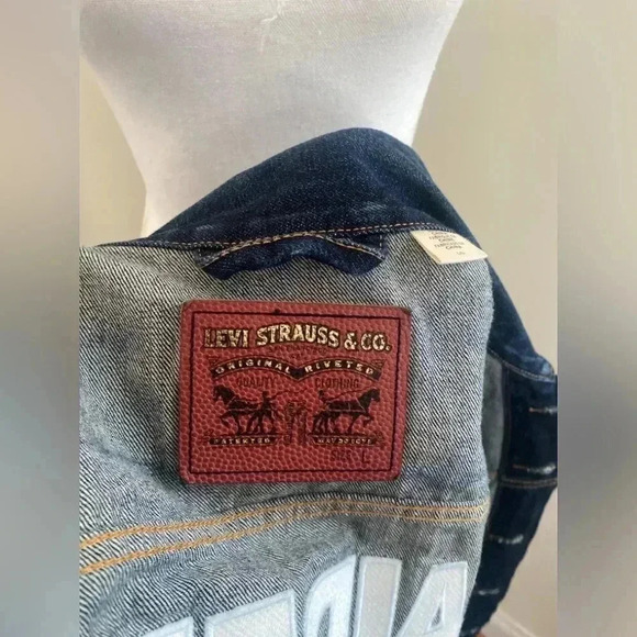 VERY RARE Levi’s Oakland (Vegas) Raiders Dark Denim Jean Jacket Size Large - Picture 5 of 14